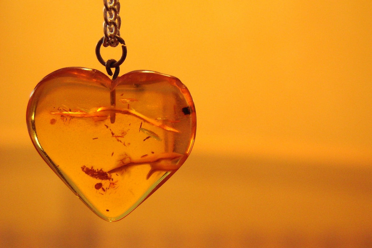 Pendentif en ambre : toutes les infos utiles sur le bijou